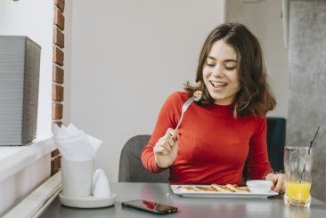 É obrigatório fornecer alimentação a funcionária doméstica? Entenda É obrigatório fornecer alimentação a funcionária doméstica? Entenda